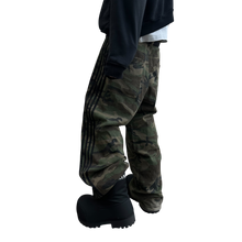 Load image into Gallery viewer, TRACK JEANS (CAMO)