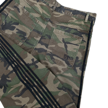 Load image into Gallery viewer, TRACK JEANS (CAMO)